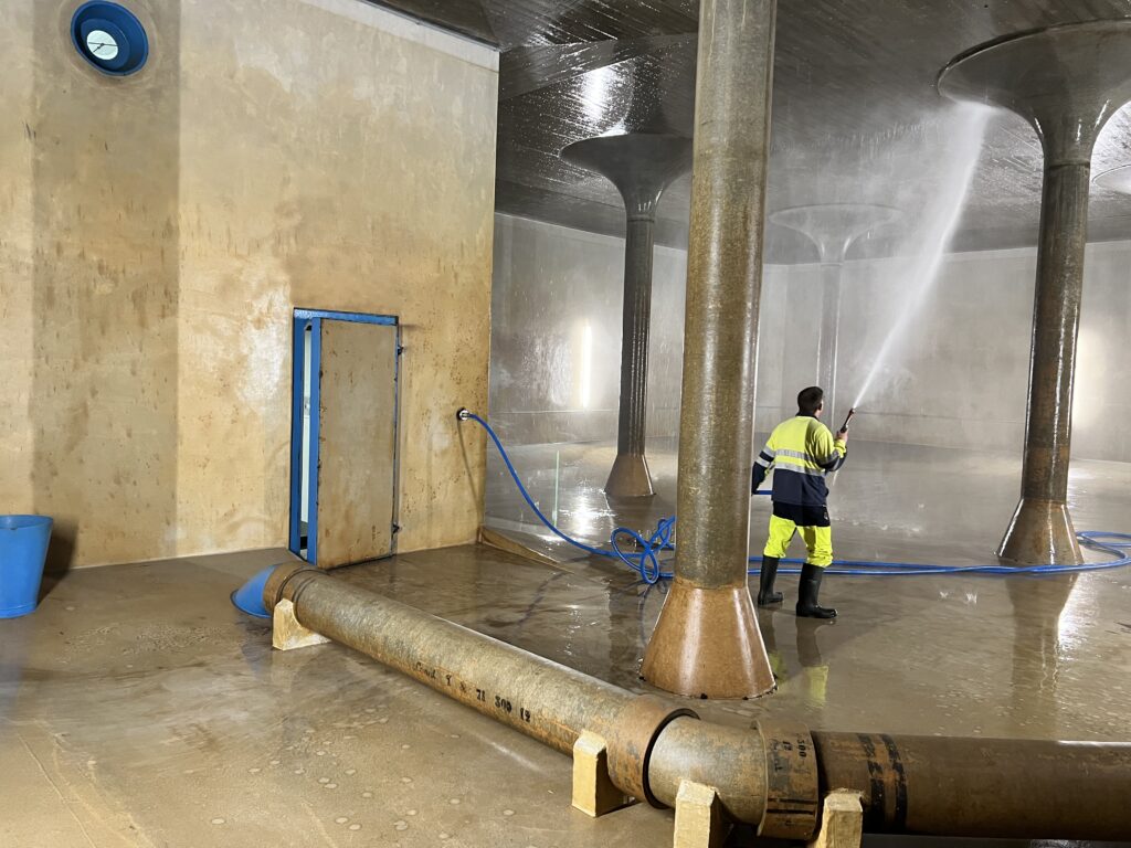 Oben in der Ecke sieht man das Guckloch, bei gefülltem Reservoir kann dort in die Kammer geschaut werden.