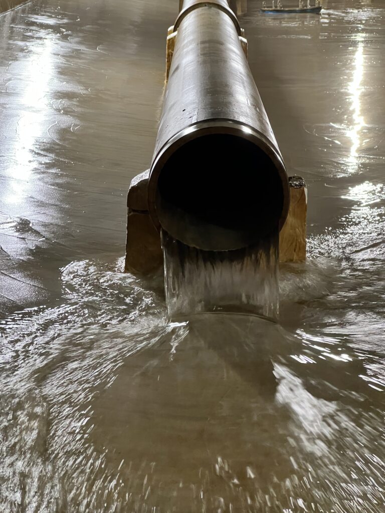 Durch die Zuleitung strömt frisches Quellwasser ins Reservoir