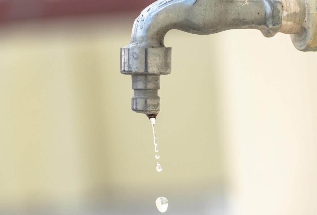 WVGH: Nahaufnahme eines tropfenden Wasserhahns.